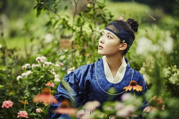 Đến thời điểm phim l&ecirc;n s&oacute;ng,&nbsp;M&acirc;y họa &aacute;nh trăng&nbsp;khởi đầu với tỷ suất người xem (rating) l&yacute; tưởng 8.3%. V&agrave; sau đ&oacute; đến tập thứ 4, rating bất ngờ bứt ph&aacute; dữ dội đạt mức tr&ecirc;n mức 17%.