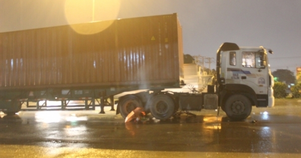 Bé trai 11 tuổi chết thảm dưới bánh xe container