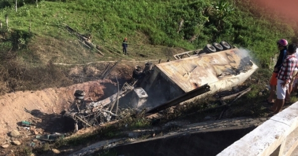 Xe container lao xuống vực cháy rụi, tài xế cầu cứu trong vô vọng