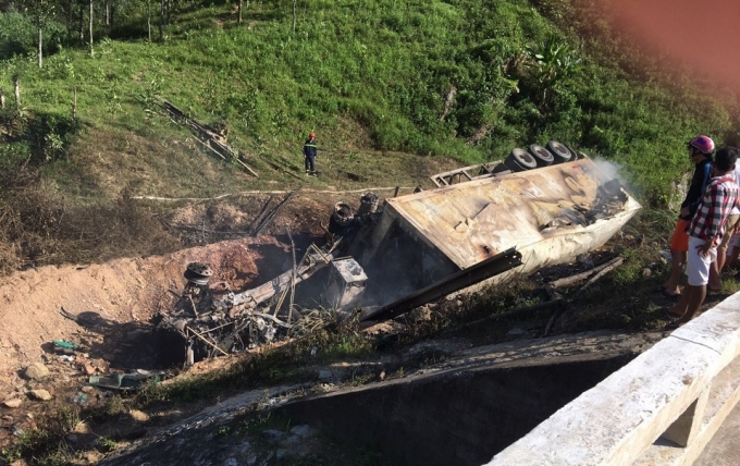 Chiếc container lao xuống vực v&agrave; ch&aacute;y rụi, t&agrave;i xế tử vong ngay sau đ&oacute;.