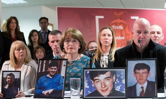 Gia đ&igrave;nh c&aacute;c nạn nh&acirc;n b&ecirc;n di ảnh đ&oacute;n nhận ph&aacute;n quyết của bồi thẩm đo&agrave;n về vụ Hillsborough.