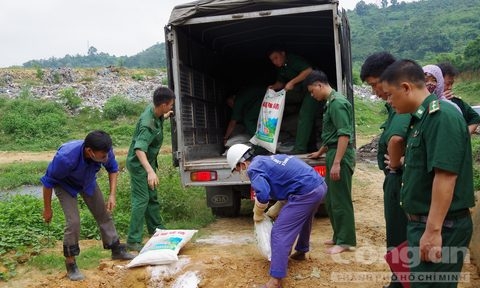 C&aacute;n bộ, chiến sĩ BĐBP vận chuyển số m&igrave; ch&iacute;nh giả đi ti&ecirc;u hủy.