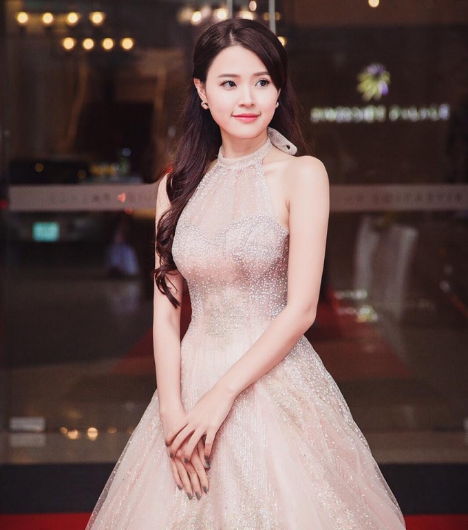 Đốn tim với những khoảnh khắc đẹp tựa c&ocirc;ng ch&uacute;a của Midu