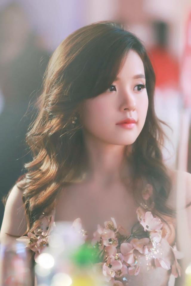 Midu xinh như một n&agrave;ng c&ocirc;ng ch&uacute;a mỗi khi xuất hiện tại sự kiện.