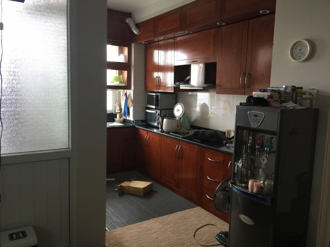 Khu bếp sạch sẽ tho&aacute;ng m&aacute;t.