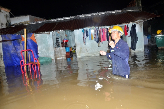 Khu trọ của c&ocirc;ng nh&acirc;n tr&ecirc;n đường Lương Định Của (quận 2, TPHCM) bị nước bủa v&acirc;y.