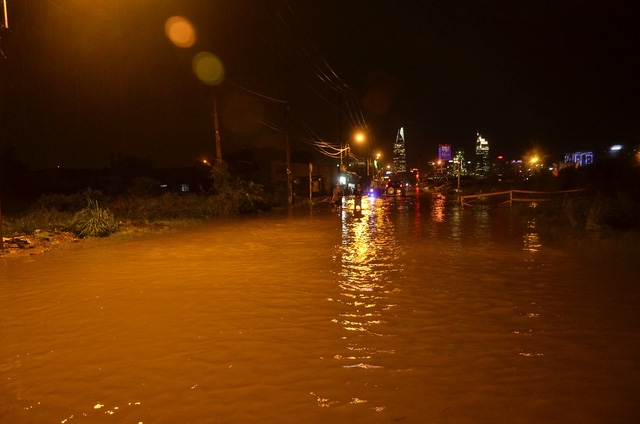 Đường Lương Định Của nh&igrave;n về trung t&acirc;m quận 1 giống như kh&uacute;c s&ocirc;ng tối 28/9.