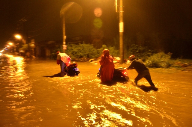 Xe chết m&aacute;y phải dẫn bộ tr&ecirc;n đường Lương Định Của.