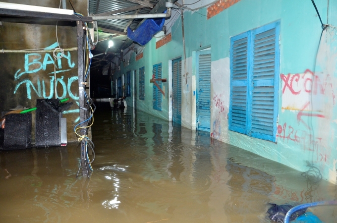 D&atilde;y trọ tr&ecirc;n đường Lương Định Của c&aacute;ch đ&acirc;y 3 h&ocirc;m c&oacute; đầy đủ người ở, h&ocirc;m nay th&igrave; đ&atilde; đi l&aacute;nh nạn hết.