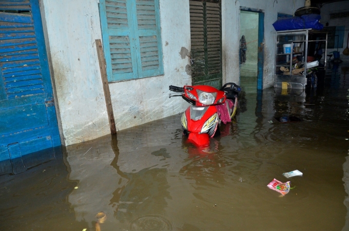 D&acirc;n ra gầm cầu ngủ v&igrave; nh&agrave; ngập nước gần 1m