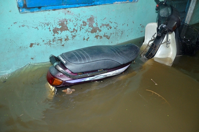 Những chiếc xe của người thu&ecirc; trọ bị ng&acirc;m nước.