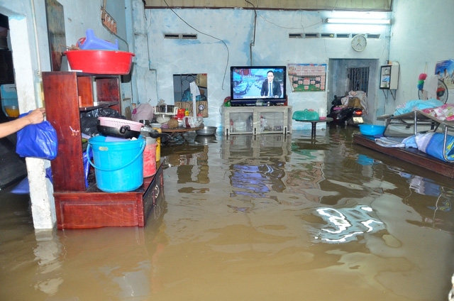 Tất cả đồ đạc được k&ecirc; l&ecirc;n cao.