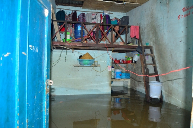 Nhiều người trụ lại ph&ograve;ng v&agrave; sinh hoạt tr&ecirc;n g&aacute;c, dưới đ&atilde; bị ngập nước n&ecirc;n kh&ocirc;ng thể tắm giặt, đi vệ sinh.