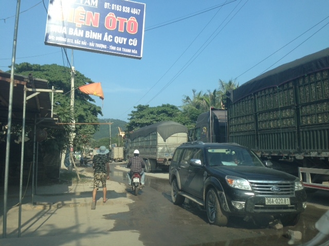 Giao th&ocirc;ng &ugrave;n tắc v&igrave; người d&acirc;n mang đồ ra đường chặn xe tải.