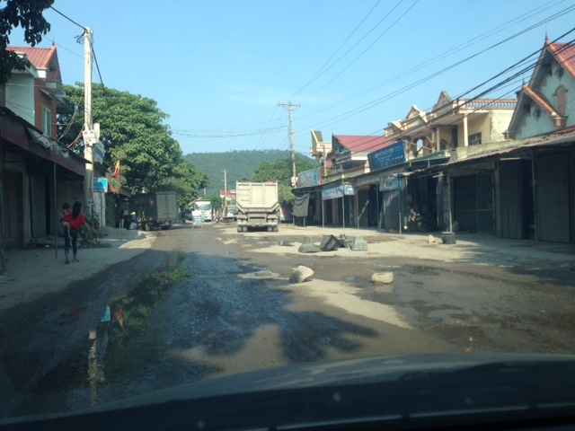 Đủ c&aacute;c loại đ&aacute; gạch được mang ra chắn đường...