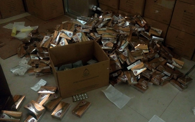 C&aacute;c vỉ thực phẩm chức năng rơi v&atilde;i trong ph&ograve;ng.