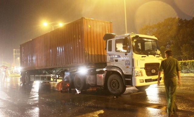 Hiện trường vụ xe container c&aacute;n b&eacute; trai 11 tuổi tử vong tr&ecirc;n QL1A. (Ảnh: D&acirc;n tr&iacute;)