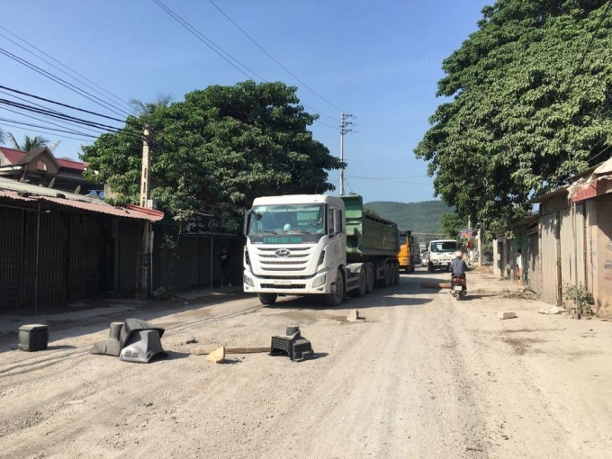 Do qu&aacute; bức x&uacute;c v&igrave; tuyến đường &ocirc; nhiễm bụi, người d&acirc;n đ&atilde; mang đ&aacute; hộc, đồ d&ugrave;ng cũ ra chặn xe tải. (Ảnh: do người d&acirc;n cung cấp)