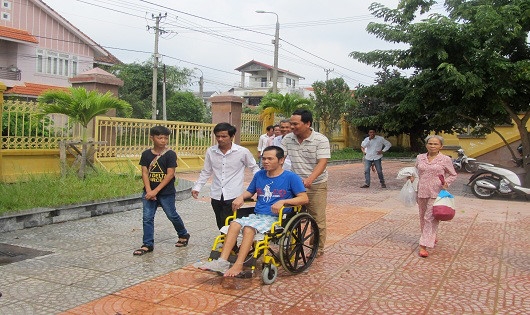 Bị c&aacute;o Nguyễn Gia Hải được người th&acirc;n đẩy xe lăn đến phi&ecirc;n t&ograve;a x&eacute;t xử. (Ảnh: PLVN)