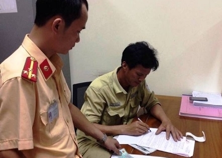 Sau khi bị kiểm tra nồng độ cồn, tài xế lùi xe khiến một CSGT phải nhập viện