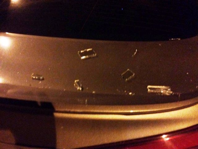 Những mảnh k&iacute;nh của tiệm cắt t&oacute;c rơi vương v&atilde;i tr&ecirc;n xe &ocirc; t&ocirc; mang BKS 38A - 11307.