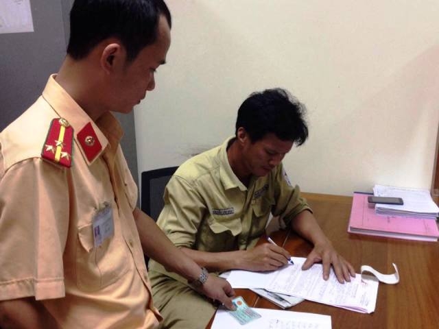 &nbsp;T&agrave;i xế Nguyễn Văn B&iacute;nh điều khiển chiếc xe