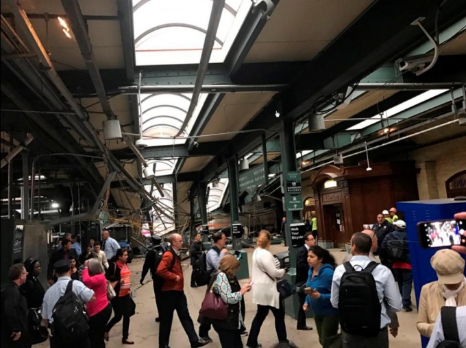 Được biết, Hoboken nằm b&ecirc;n d&ograve;ng s&ocirc;ng Hudson, nh&igrave;n sang l&agrave; th&agrave;nh phố New York. Do đ&oacute; nhiều người đi t&agrave;u đ&atilde; sử dụng nh&agrave; ga n&agrave;y để di chuyển từ New Jersey v&agrave;o Manhattan. (Ảnh: Reuters)