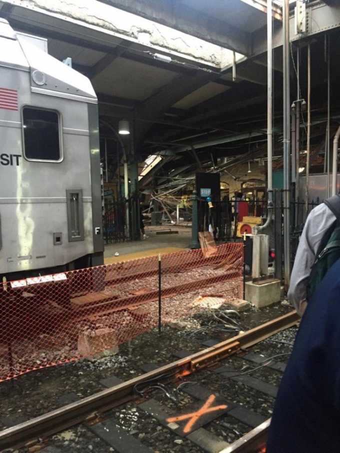 Sau khi sự việc xảy ra lực lượng cứu hộ v&agrave; xe cứu thương đ&atilde; c&oacute; mặt để tiến h&agrave;nh giải cứu những người gặp nạn. (Ảnh: Reuters)