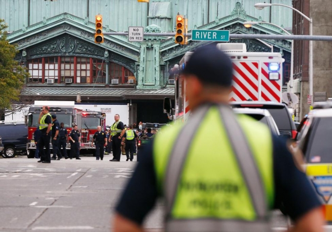 Trong cuộc họp b&aacute;o khẩn cấp, Thống đốc bang New Jersey, &ocirc;ng Chris Christie cho biết đ&atilde; c&oacute; một nạn nh&acirc;n thiệt mạng sau vụ việc do bị những mảnh vỡ đ&acirc;m v&agrave;o người. (Ảnh: Reuters)