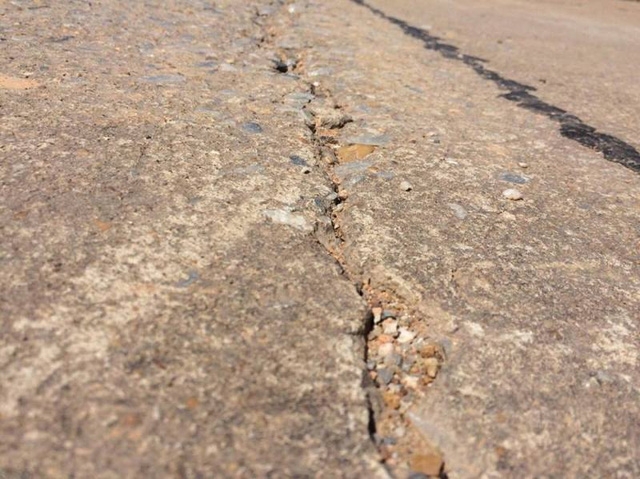 Mặt đường bị bong tr&oacute;c, g&atilde;y ngang.