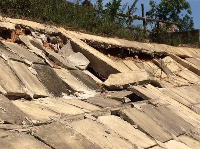 Hệ thống ta luy bị vỡ tan hoang.