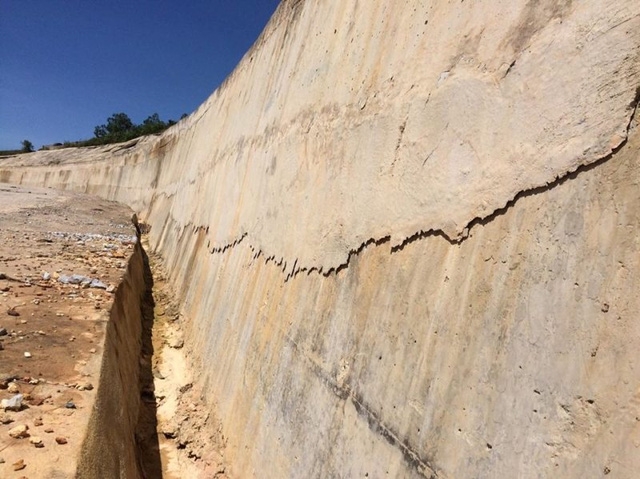 Bờ ta luy nứt nẻ.