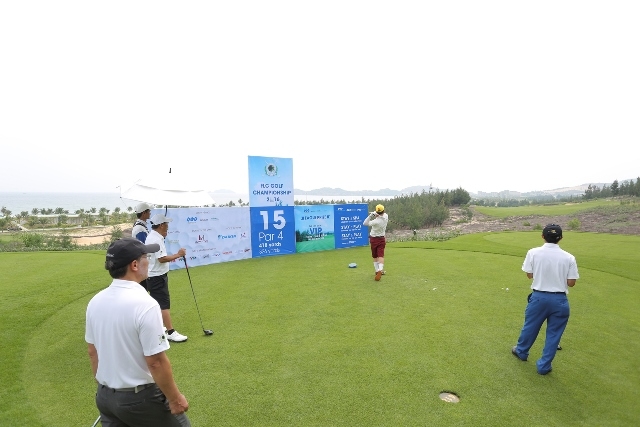 FLC Golf Championship 2016 được tổ chức tại s&acirc;n golf FLC Quy Nhơn Golf Links - khai trương đầu năm. Vẻ đẹp của s&acirc;n golf n&agrave;y c&ugrave;ng uy t&iacute;n của giải tiếp tục thu h&uacute;t đ&ocirc;ng đảo g&ocirc;n thủ tr&ecirc;n cả nước tham gia.