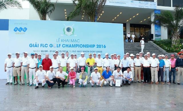 C&aacute;c golf thủ chụp ảnh lưu niệm trước khi v&agrave;o buổi thi đấu đầu ti&ecirc;n