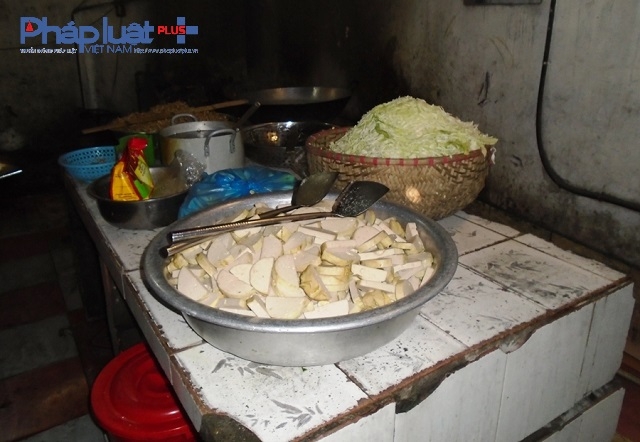 Hiện trường khu vực chế biến thức ăn&nbsp;cơ sở cơm hộp Phương Lộc Ph&aacute;t.