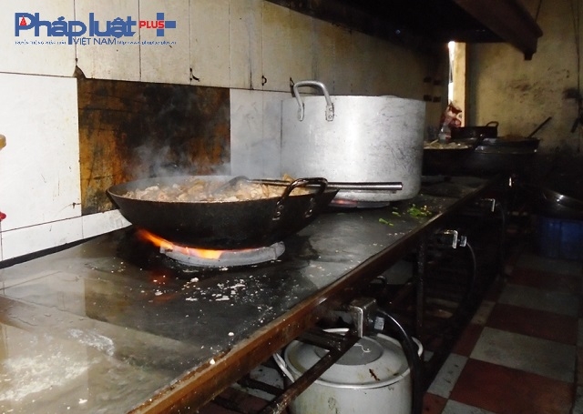 Cơ sở chưa đủ điều kiện về vệ sinh ATVSTP vẫn hoạt động b&igrave;nh thường.