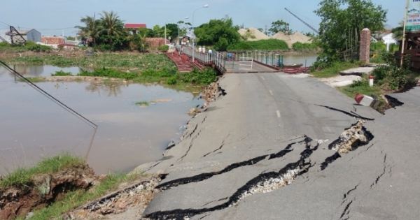 Sạt lở nghiêm trọng, đường dẫn lên cầu phao sông Hóa tụt xuống lòng sông