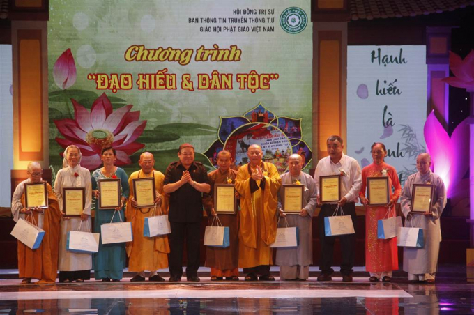 Chương tr&igrave;nh cũng đ&atilde; t&ocirc;n vinh những tấm gương đạo hiếu, đ&oacute; l&agrave; những người c&oacute; những h&agrave;nh động hiếu thảo tr&ecirc;n khắp mọi miền Tổ quốc.