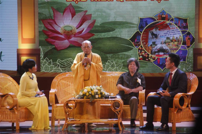 Kh&aacute;n giả c&ograve;n được giao lưu với Gi&aacute;o sư Sử học L&ecirc; Văn Lan&nbsp;Thượng tọa Th&iacute;ch Minh Th&ocirc;ng.