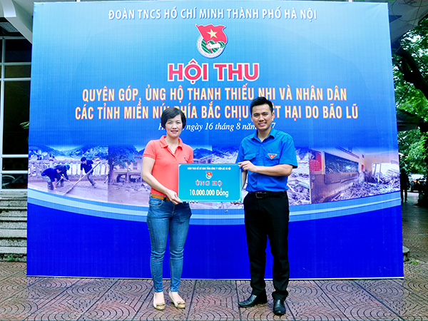 Đồng ch&iacute; Nguyễn Thu Hương - B&iacute; thư Đo&agrave;n thanh ni&ecirc;n EVN HANOI trao 10 triệu đồng v&agrave; nhu yếu phẩm tại hội thu của Th&agrave;nh đo&agrave;n H&agrave; Nội