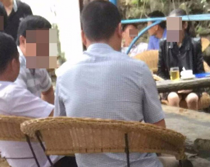 NMC (người đ&agrave;n &ocirc;ng bị che mặt) đang trao đổi với c&aacute;c CSGT tại c&agrave; ph&ecirc; Uy&ecirc;n Phương (Ban M&ecirc; Thuột) ng&agrave;y 23/8