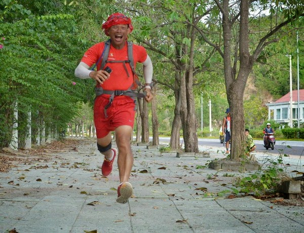 Tiếp lửa y&ecirc;u thương tr&ecirc;n những bước đường thi&ecirc;n l&yacute;