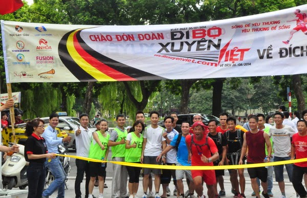 Tiếp lửa y&ecirc;u thương tr&ecirc;n những bước đường thi&ecirc;n l&yacute;