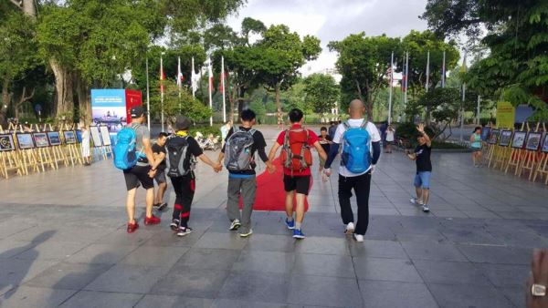 Tiếp lửa y&ecirc;u thương tr&ecirc;n những bước đường thi&ecirc;n l&yacute;