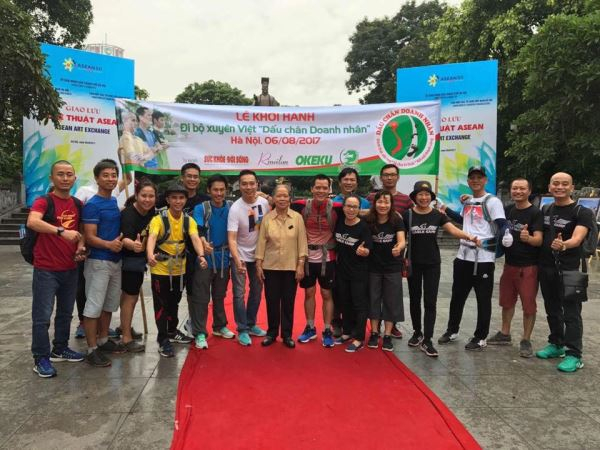 Tiếp lửa y&ecirc;u thương tr&ecirc;n những bước đường thi&ecirc;n l&yacute;