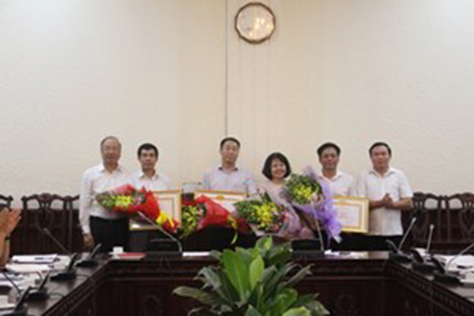 B&iacute; thư Đảng bộ, Thứ trưởng Bộ Tư Ph&aacute;p Phan Ch&iacute; Hiếu trao Bằng khen của Đảng ủy Khối cho c&aacute;c đảng vi&ecirc;n xuất sắc 5 năm liền