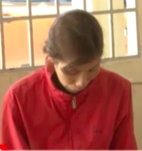 Đối tượng Nguyễn Thị Hương Sen lu&ocirc;n c&uacute;i mặt, n&eacute; &aacute;nh nh&igrave;n mọi người tại cơ quan C&ocirc;ng an.