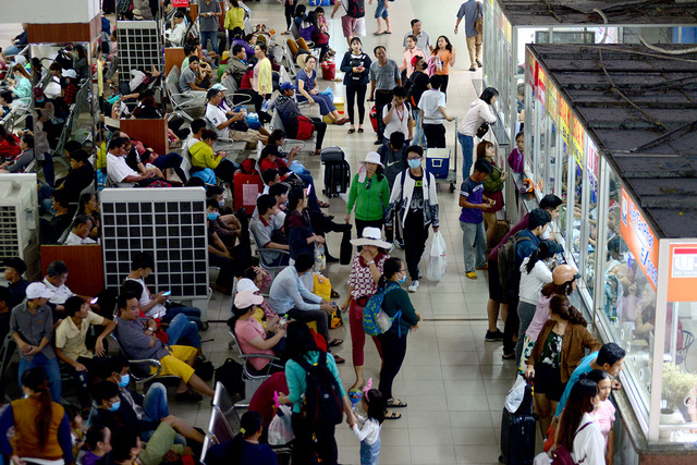 Khoảng 17h, khi giờ l&agrave;m việc đ&atilde; kết th&uacute;c, lượng người đổ về bến xe mua v&eacute; c&agrave;ng đ&ocirc;ng hơn.