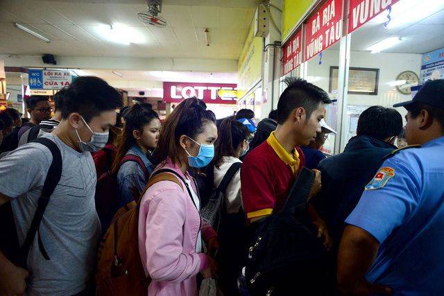Ở c&aacute;c quầy v&eacute; đi chặng ngắn như Vũng T&agrave;u, Đồng Nai, B&igrave;nh Thuận, nhiều người phải xếp h&agrave;ng chờ tới lượt.