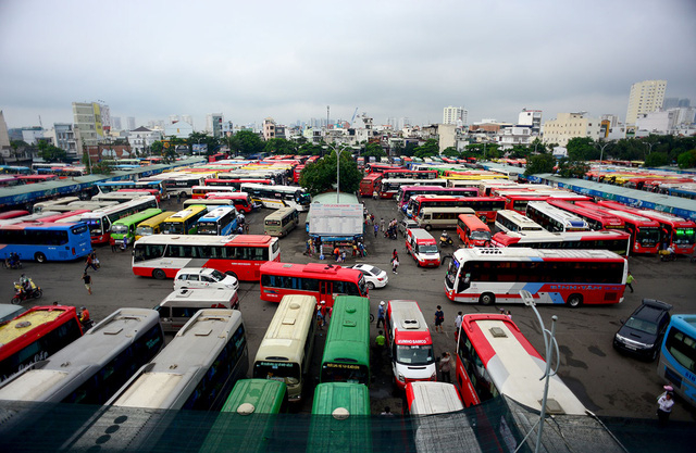 Bến trong bến, d&ograve;ng xe xếp h&agrave;ng chờ đ&oacute;n kh&aacute;ch.